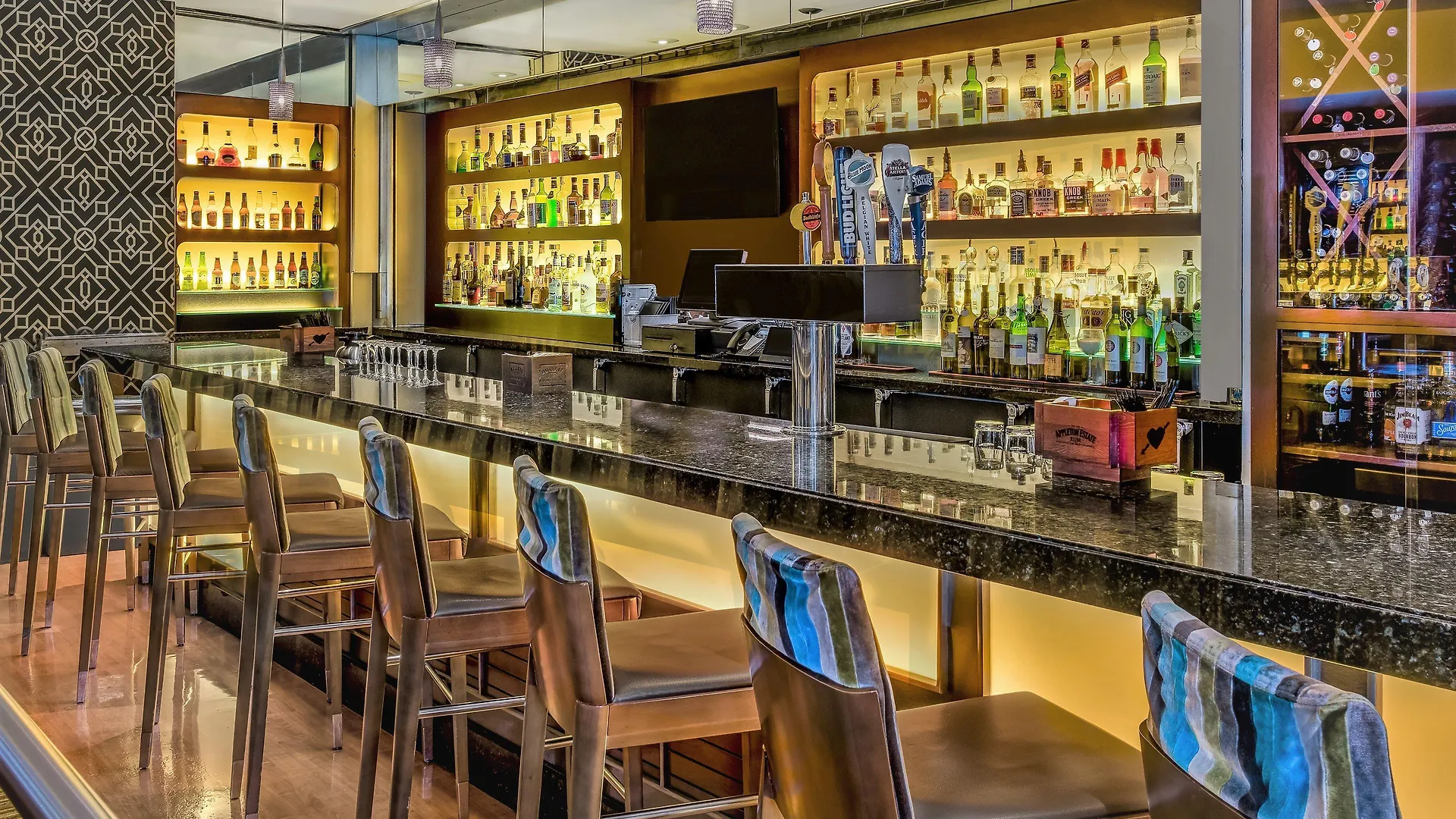 Hotel Crowne Plaza Seattle Newly Renovated With No Resort Fee