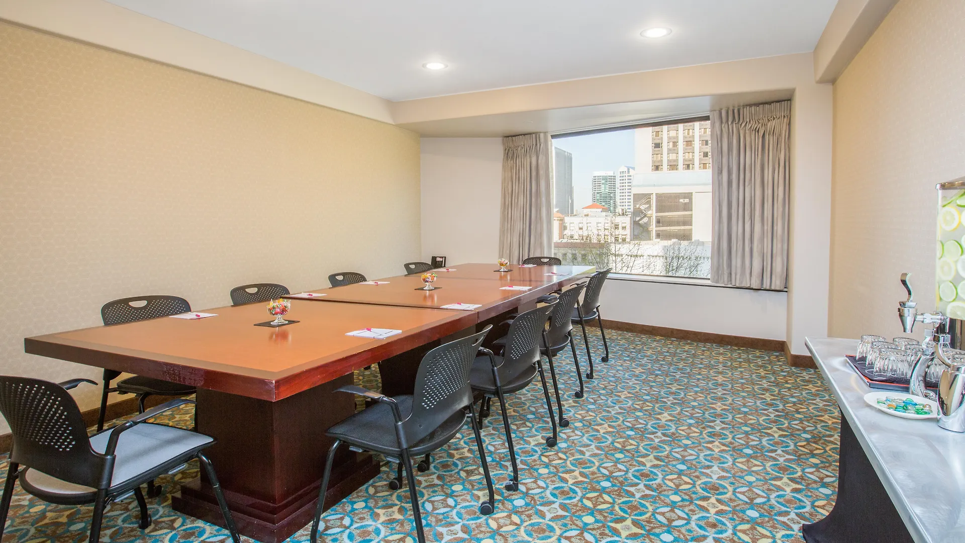 Hotel Crowne Plaza Seattle Newly Renovated With No Resort Fee