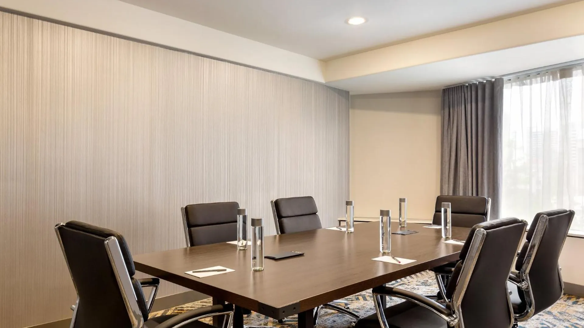 Hotel Crowne Plaza Seattle Newly Renovated With No Resort Fee