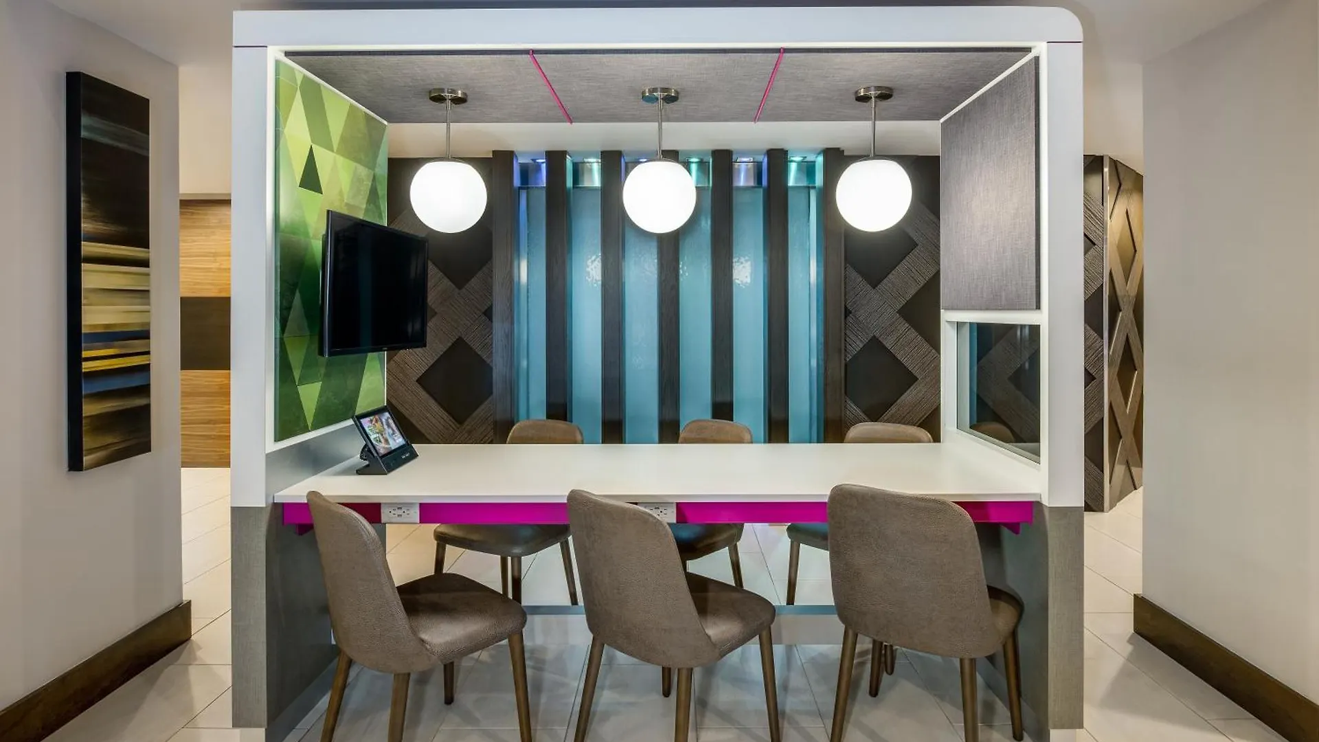 Hotel Crowne Plaza Seattle Newly Renovated With No Resort Fee